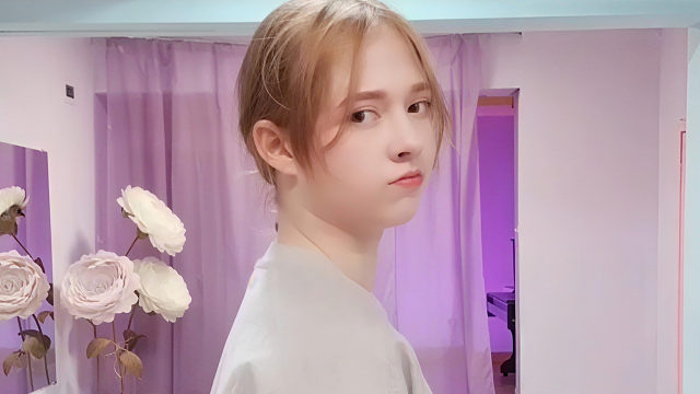 俄罗斯姑娘才艺表演23.11.03_铁锤(安吉丽娜)02