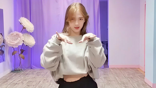 俄罗斯姑娘才艺表演23.11.03_铁锤(安吉丽娜)03