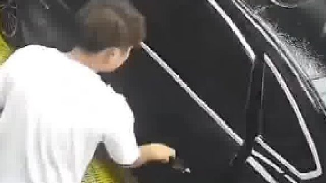 爸爸洗车时开门竟“带”出个娃，10个月宝宝臂力惊人 紧抓车门