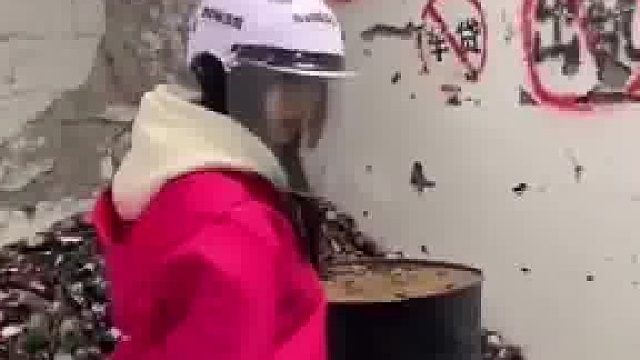 女手情绪发泄屋扔瓶子，结果…