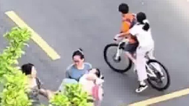 女孩非要和儿子坐在狭小的座位上，儿子即便站着骑着也不肯  ​