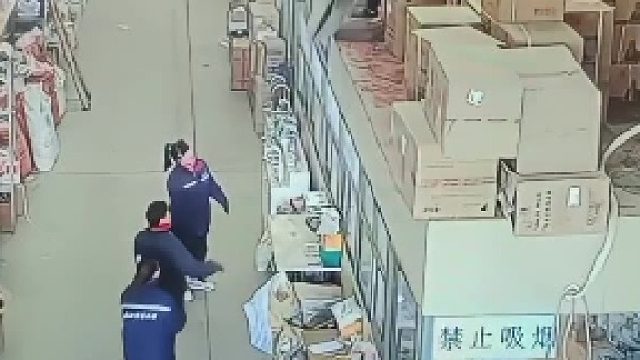 三名女子帮忙拿东西，不料左边两个中招，悲伤的故事