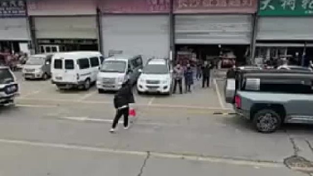 油车硬刚电车！拉拽瞬间电车白烟直冒，扭矩差太多