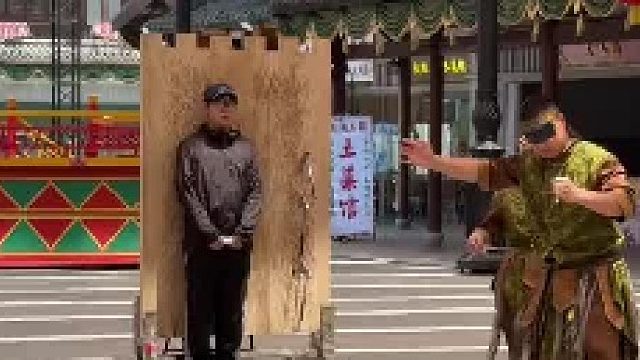 趁乱逃跑的游客…
