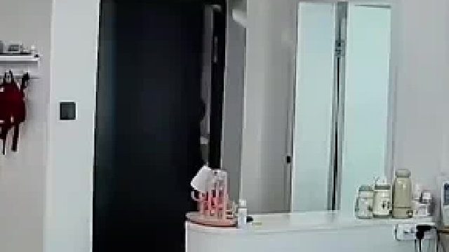 当男子打游戏时老婆突然回家，就差一秒就天衣无缝了