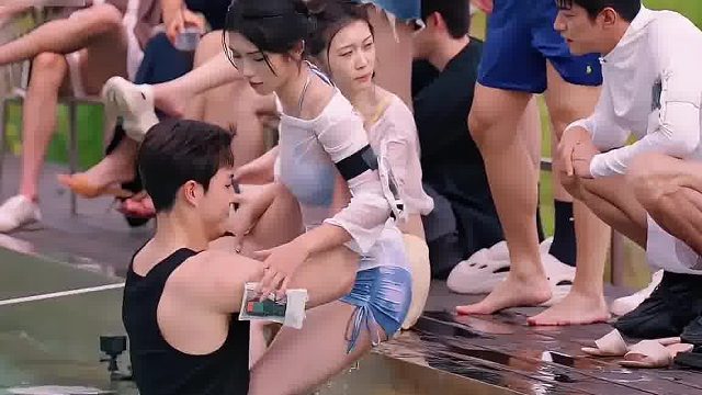 不愧是健身教练，一把就抱上去了