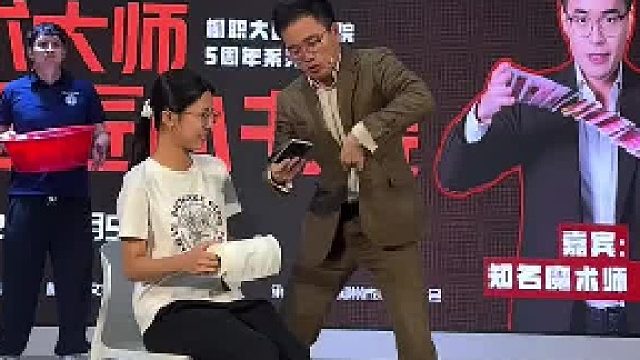 魔术师给女生表演魔术，结果没想到损失一部手机，网友：制片费最高的一集