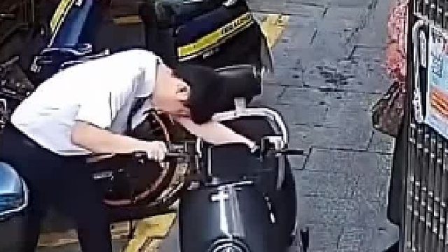 骑车遇上开门杀，倒地后疼的无法起身，知情人：最后赔了男子3000元