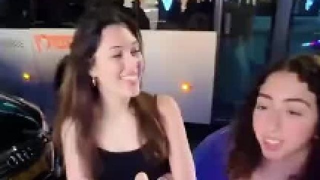 善良会有惊喜，再多人拒绝尴尬间，这位美女伸出手需要勇气…
