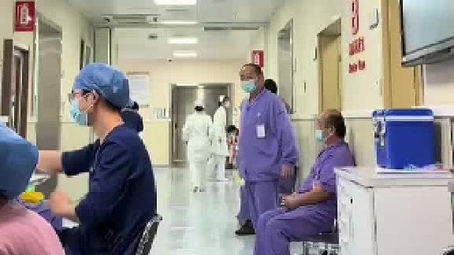 在医院听到暗号999，连换衣服下班的护士都冲了过去，网友：这可是在抢人啊