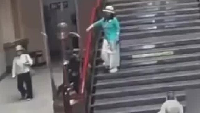 站在楼梯拍照反复倚靠栏杆，旁边摆设品突然倒地受损；网友：这责任怎么分