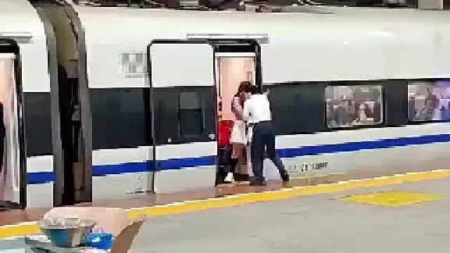 这工作人员，一脚就进去了，你不踹