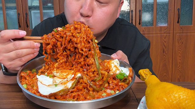 简单吃个火鸡面