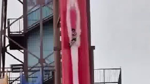 男子体验65米巨型滑道，滑到中间后人会悬空一段时间，真是牛人