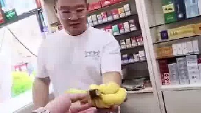 男子买香蕉时疑似走神，一刀将一把香蕉全部切成半根结账