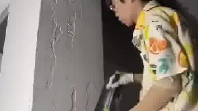 男子自己抹腻子，手里的道具亮了,果然科技在进步