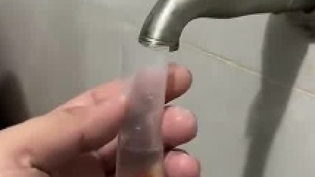 男子给鱼用水管换水，水管太长给鱼整上过山车了