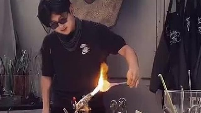 男子吹玻璃直接将其吹爆再加工