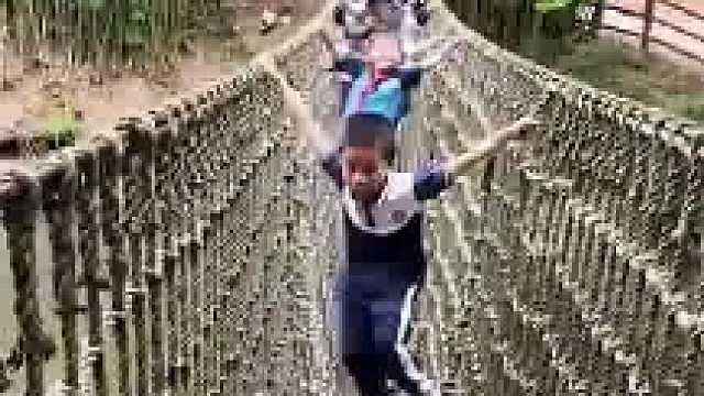 “头一回觉得小孩吵闹如此悦耳”