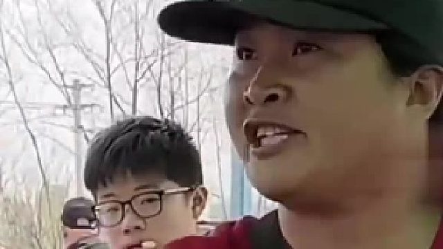 “盒饭姐”10元35菜管饱，不少人剩大半碗直接倒掉。她含泪怒斥：这种人一辈子别来吃我的饭