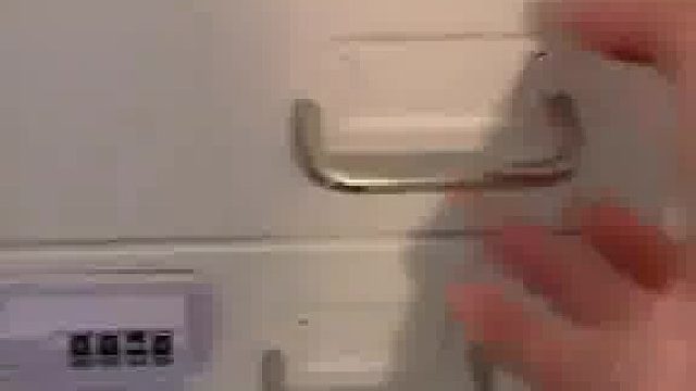 妈妈将女儿的电子产品锁进抽屉，结果女儿将上面抽屉拉出来可以直接拿平板