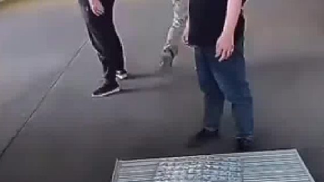 货车司机到厂里卸货，对方让他搭把手，他拒绝了