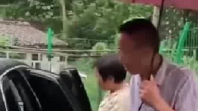 下雨天回娘家没有带孩子，被父母嫌弃了。