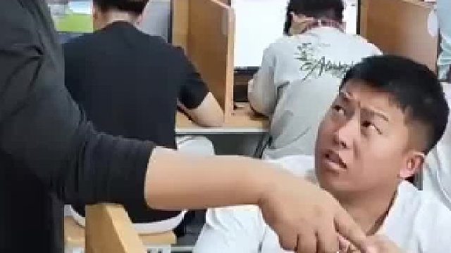 学生很自然地递了根烟