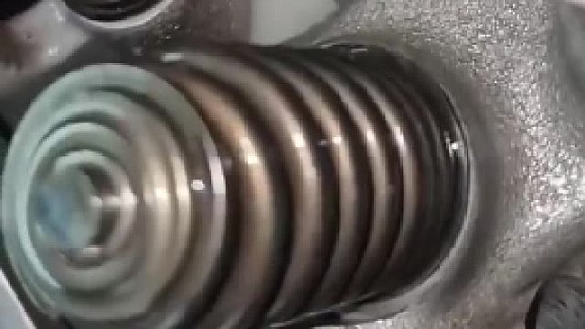男子维修发动机发现不会的地方了