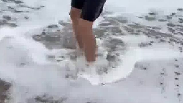 拖鞋被浪卷走，男子想下水去捞被老婆阻止  ​