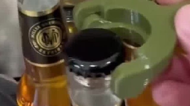 网友用3D打印了一个酒瓶开瓶器，开酒变得特别好玩