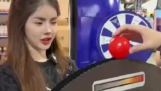 F1赛车手真不容易，把握方向盘都有严格标准，小姐姐开始就输了