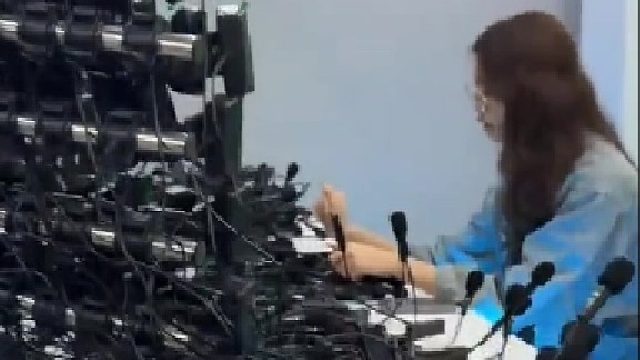 男子展示杭州电商工作状态，外面天都黑了，里面依然灯火通明