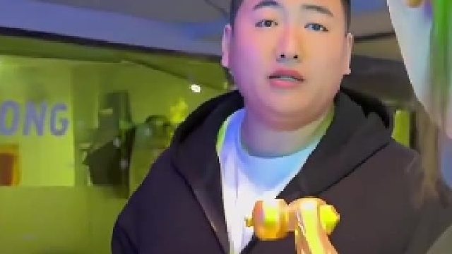店员对完账发现少200元，老板一本正经的“说教”，老板娘来后 老板立马怂了