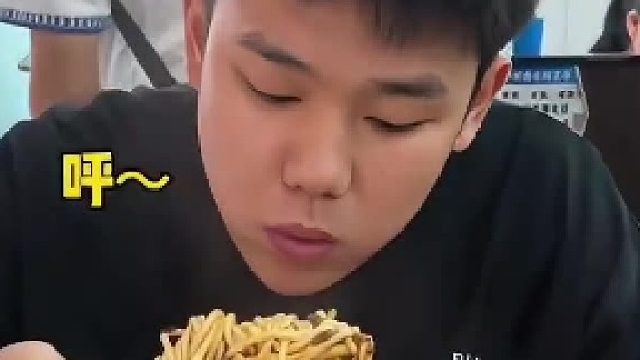 夫妻一起吃面条，女子还没开始吃男子已经……网友：他们吃东西品尝不到美味