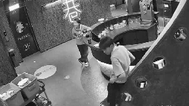 顾客吵架情绪失控，用话筒发泄情绪吓到正在交流的服务员