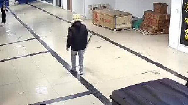 跑就跑这手为什么要举着[笑哭]