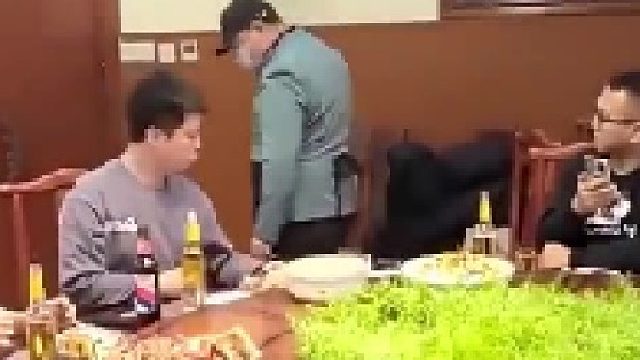 男子办成服务员参加兄弟聚会