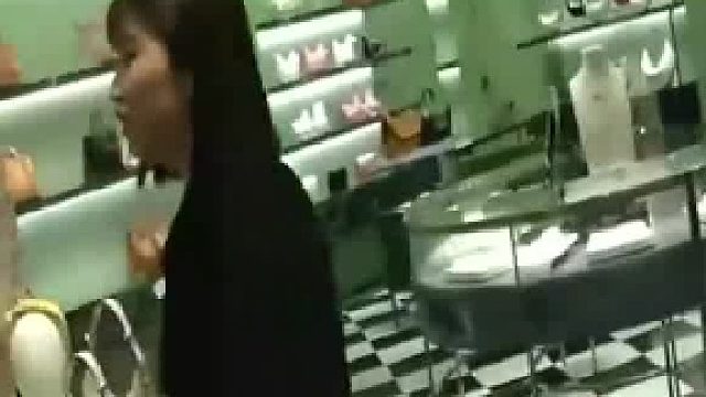 外送小哥进普拉达取货 店员提醒“贴着边边走”