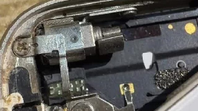 原来手机震动是这样的，男子拍苹果手机里的线性马达