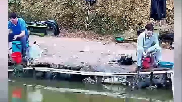 小伙起竿时居然爆杆了果然是上了大货扔掉一截竿还能用