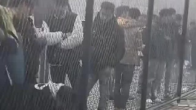 这应该是害怕学生吃到干净的饭菜。