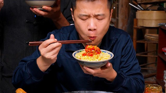 好吃的蛋炒饭千篇一律，不同的黄金蛋炒饭那可是万里挑一哦，配点彩椒酱一块香的直点头。