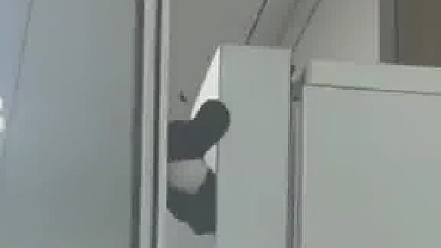 网友的立体冰箱贴卡在门缝里，门一打开冰箱贴一下一下挪到冰箱门上