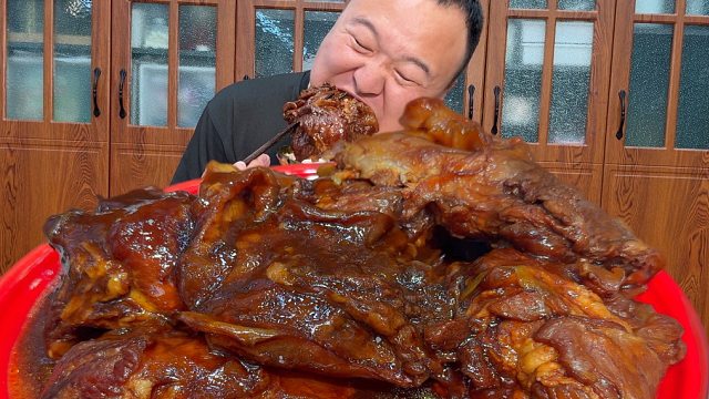 老丈人送来点牛窝骨，阿强做红烧牛窝骨，软糯Q弹，胶原蛋白满满
