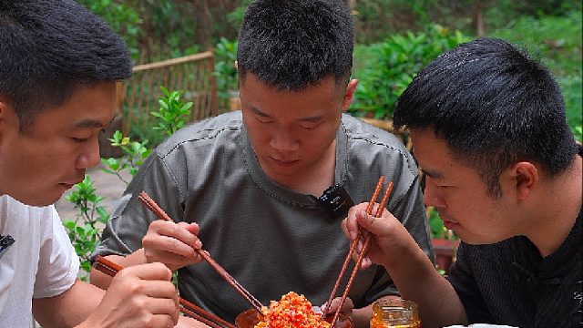 这是顾客退回来的香辣虾仁酱，你们觉得这个份量还满意吗？