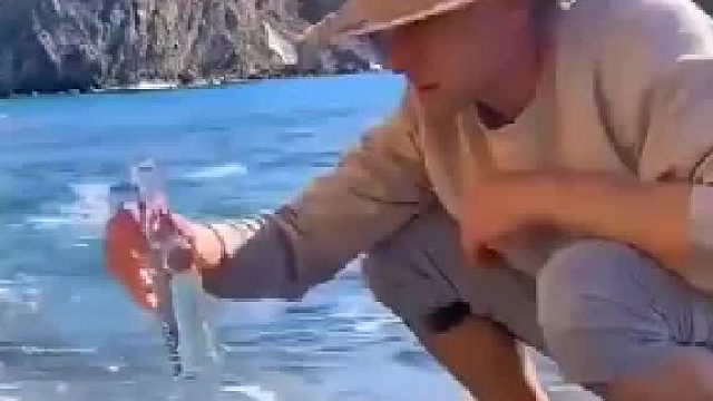 被困海岛怎么办，小伙制作的海水蒸馏装置，满足淡水饮用没问题