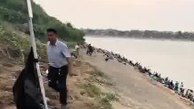 本以为高速卖炒粉已是天花板了，没想到钓鱼佬旁边再现摆摊巅峰