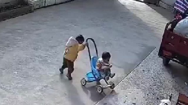 2岁4个月哥哥看11个月妹妹不慎摔倒，结果令人哭笑不得