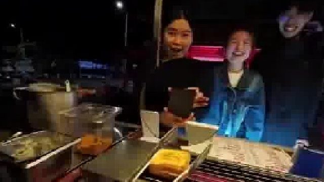 只要动作够快顾客就发现不了,不翻面是因为另一面已经糊了  ​